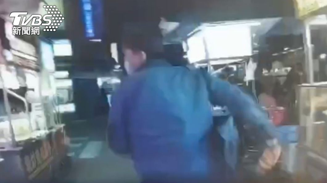 怎麼鼓鼓的？毒蟲見警拔腿就跑　逃小巷遭壓制搜出海洛因