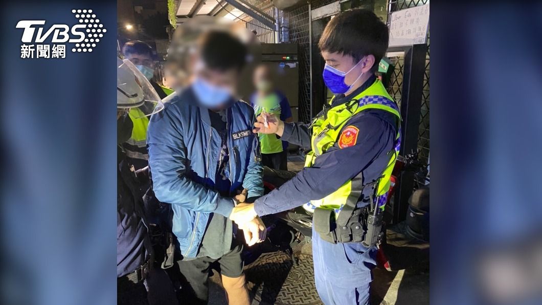 遭員警上銬逮捕。(圖/TVBS)