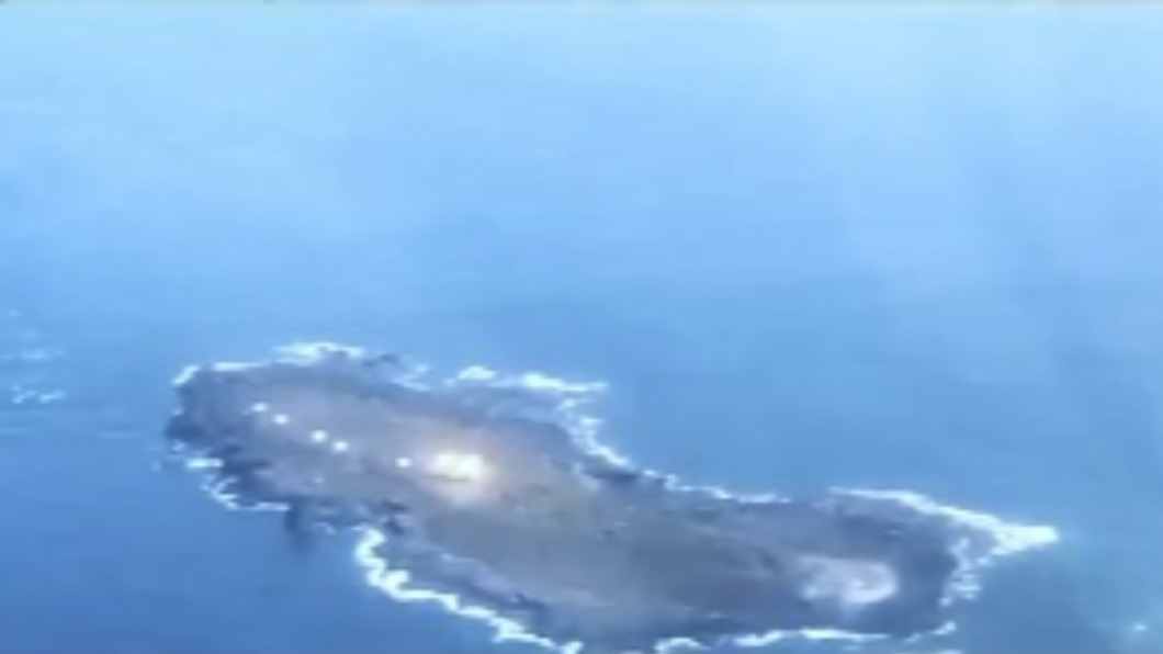 畫面可見F-16V戰機精準命中島礁目標。(圖/翻攝自蔡英文IG)