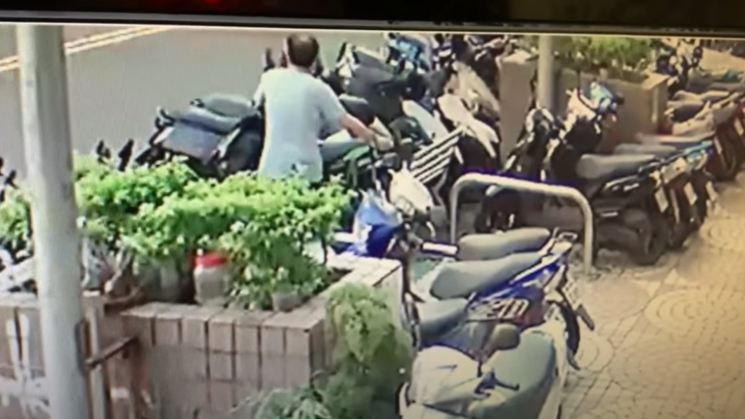 移違停撞倒整排機車?牙醫出面還原真相:惡意爆料