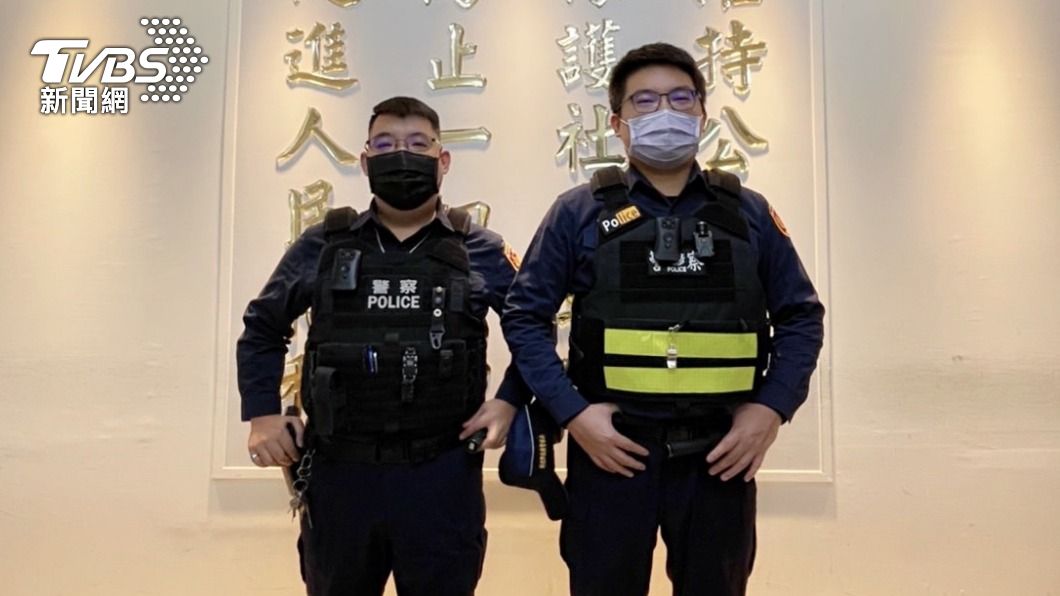 警方當起保母幫忙安撫受傷女童。（圖／TVBS）
