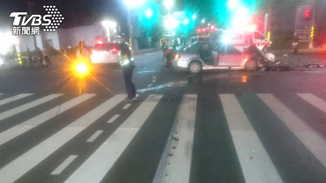男不明逆向！2車對撞車頭全爛　５人輕重傷送醫
