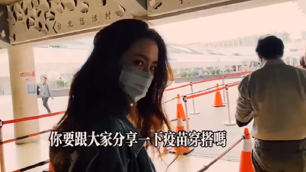周曉涵被問到打疫苗穿搭。(圖/翻攝自周曉涵臉書)