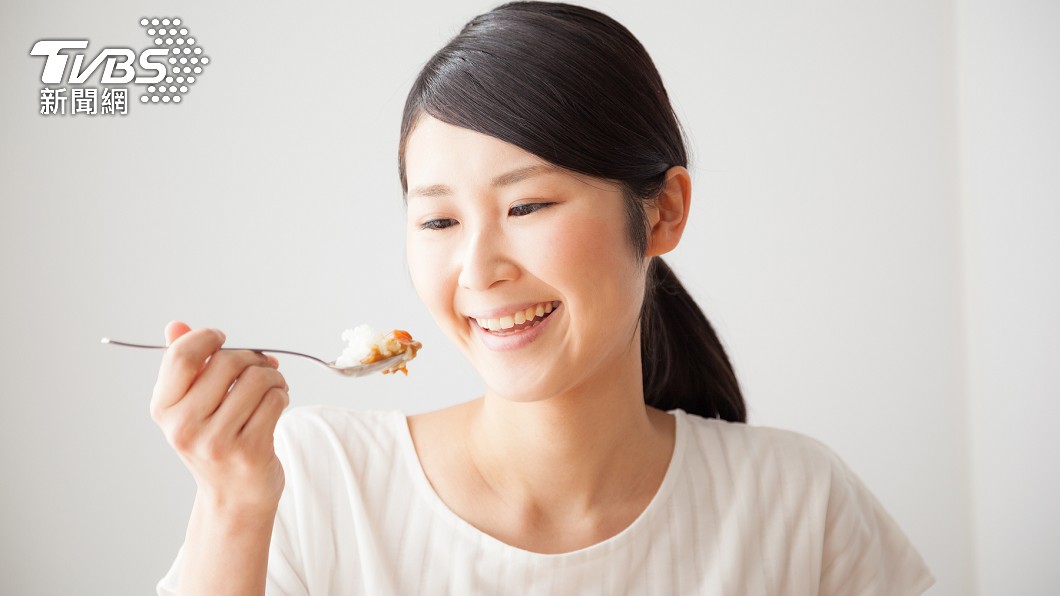 用湯匙吃飯容易大口吞食。(示意圖/Shutterstock達志影像)