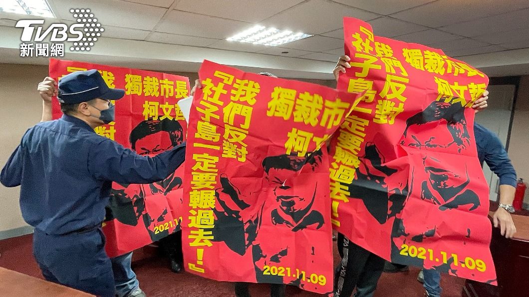 社子島自救會成員闖台北市議會抗議。（圖／中央社）