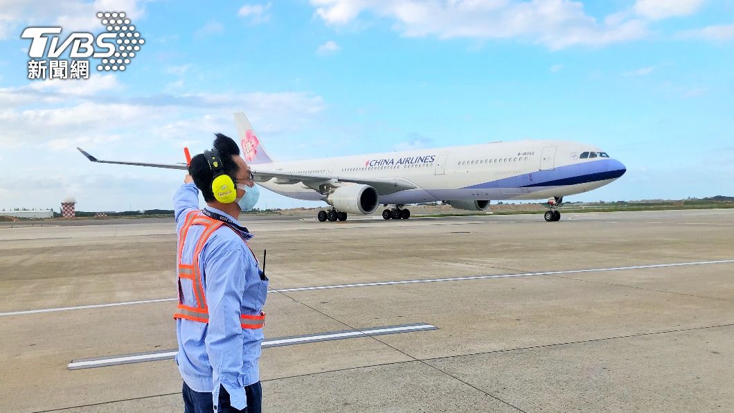 台灣自購67.6萬劑AZ疫苗 下午運抵桃園機場