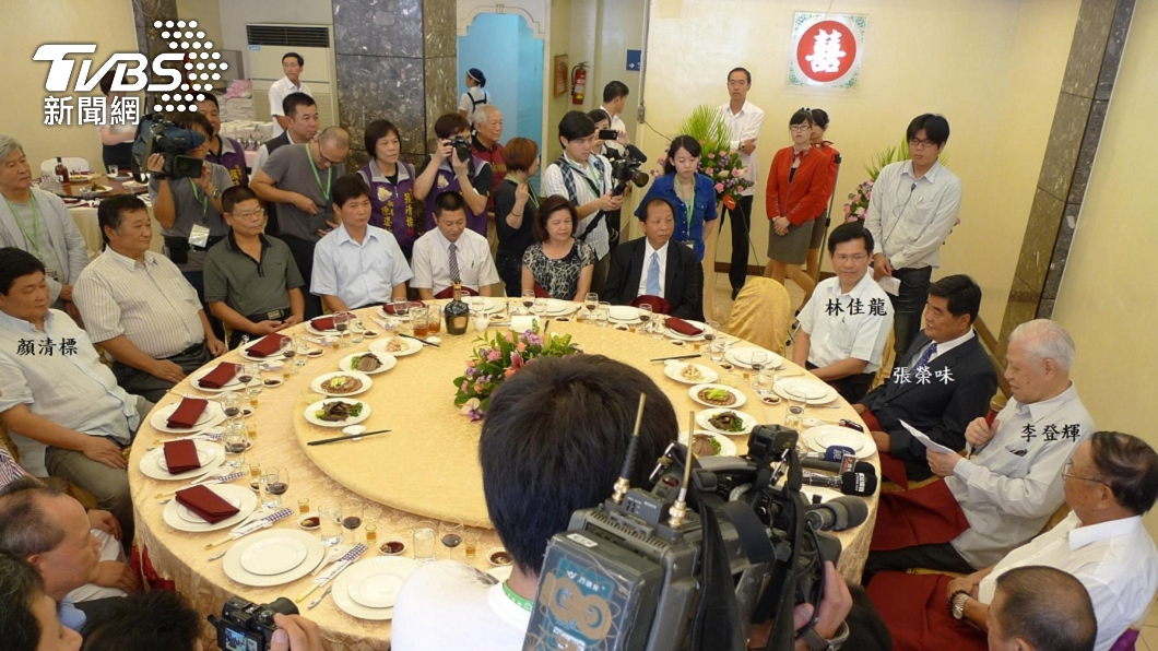 2012年9月，前總統李登輝下鄉巡迴到台中時，時任立委的顏清標設宴款待。（圖／黃揚明提供）