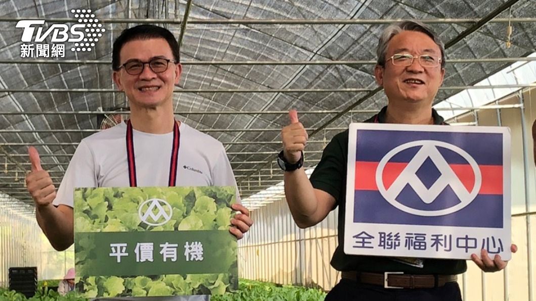 全聯總經理蔡篤昌(左)和全聯副董事長謝健南推廣友善耕作。(圖/TVBS)