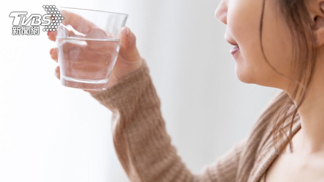 水腫絕對不是水喝太多所導致。(示意圖/shutterstock達志影像)