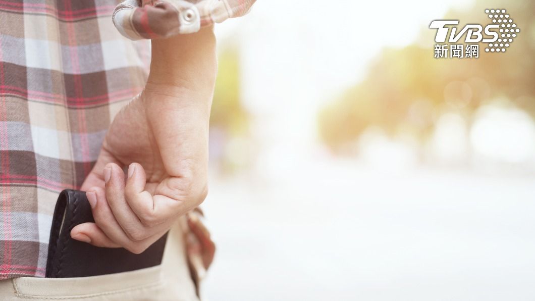 多數男人錢包放置在口袋。(示意圖/shutterstock達志影像)