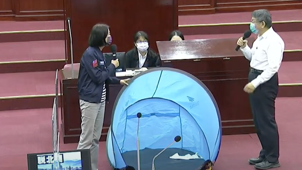 王鴻薇送柯文哲帳篷。（圖／翻攝柯文哲YT)