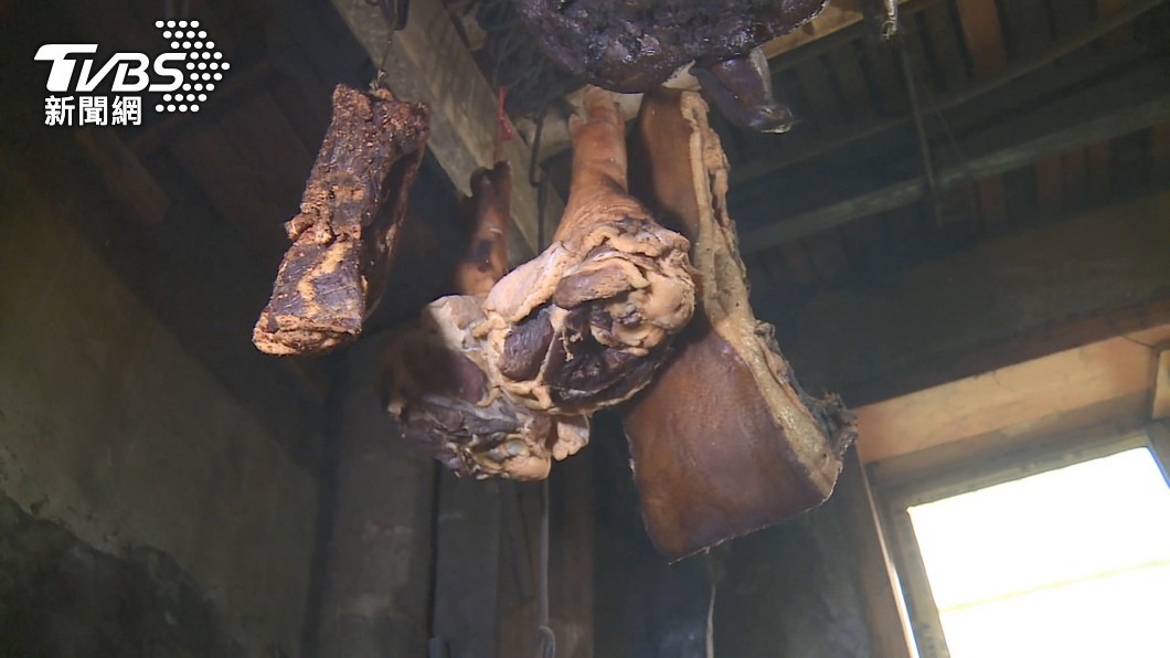 過年自製臘肉冒白點疑發霉 內行揭「背後真相」:免驚