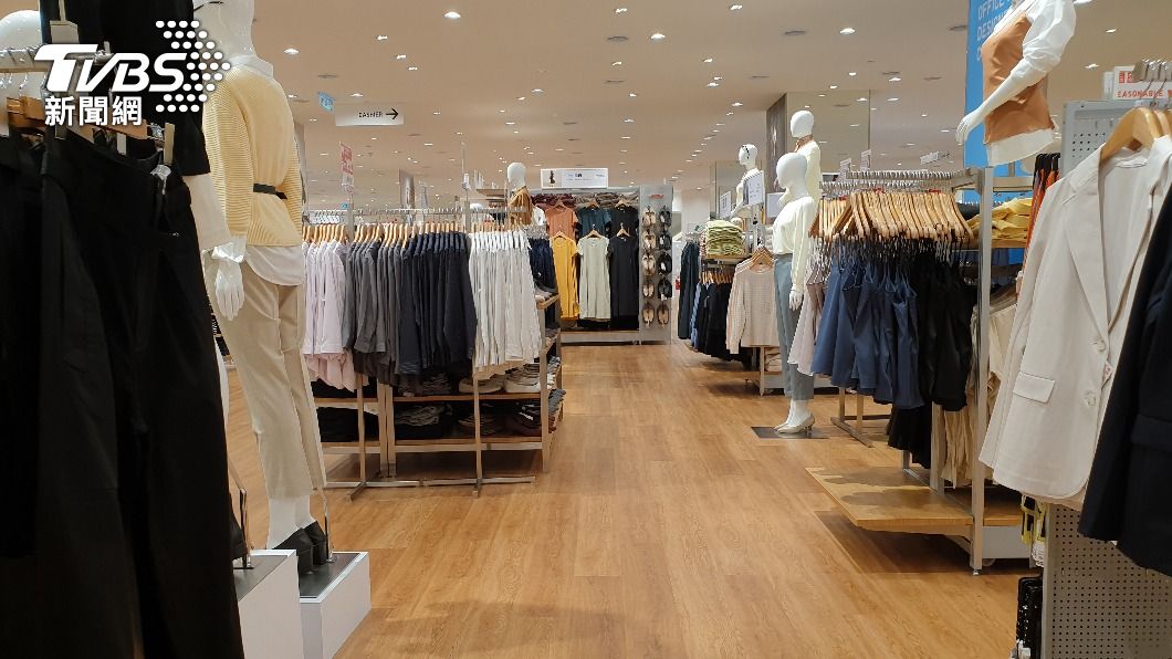 店員表示一般bra top類的商品都會附。(示意圖/shutterstock 達志影像)