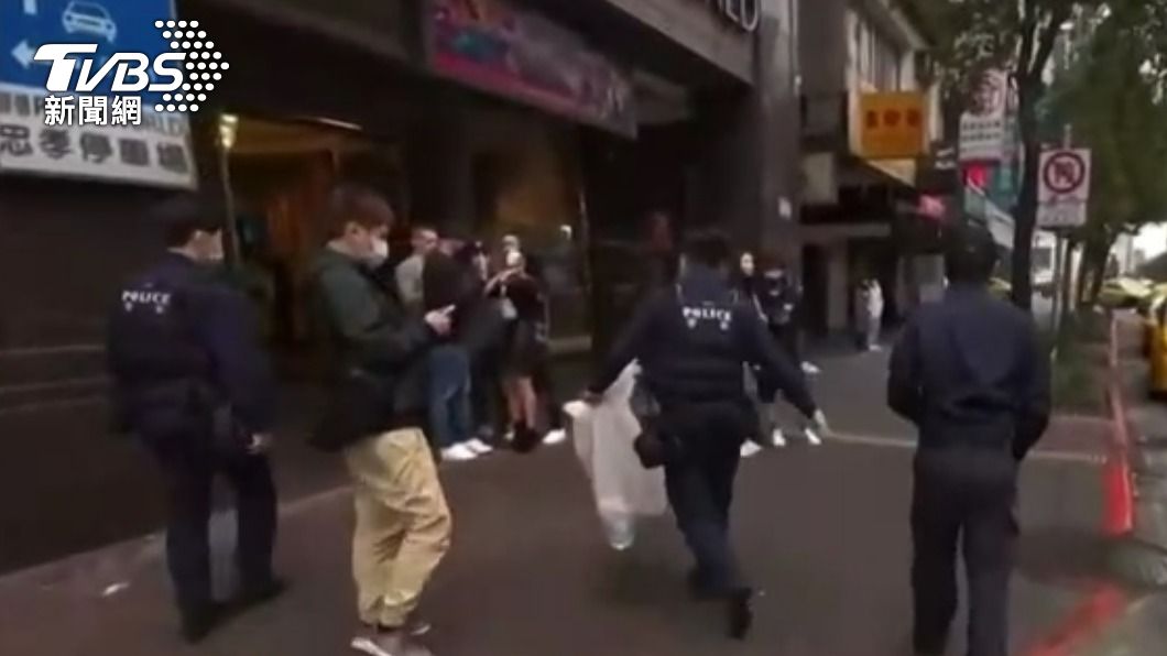 大安區錢櫃爆濺血衝突!10多人持刀衝包廂 3人急送醫