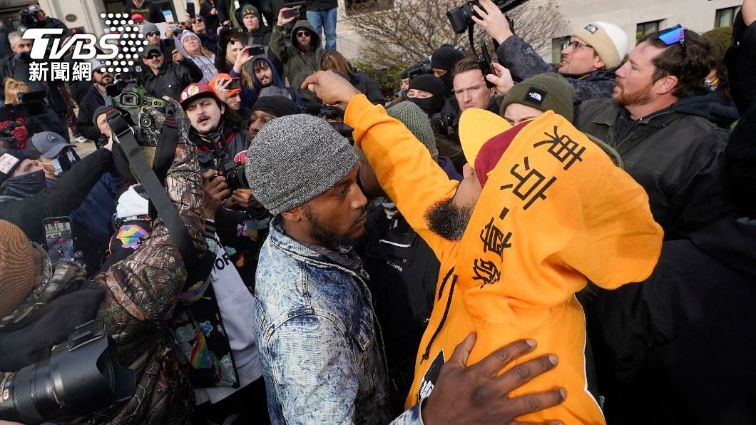 法庭外有民眾不滿判決。(圖/達志影像美聯社)