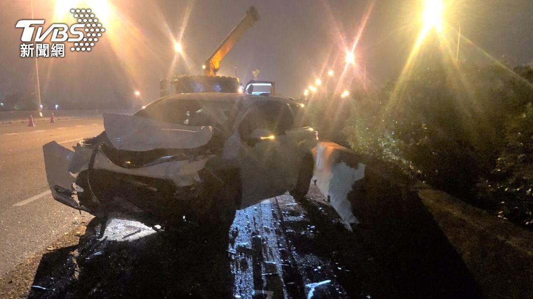 國道1號嘉義水上段兩車追撞,白色轎車的車頭嚴重毀損。(圖/國道警方提供)