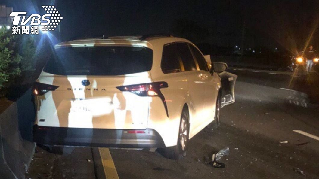 國道1號嘉義水上段兩車追撞,白色轎車的車頭嚴重毀損。(圖/國道警方提供)