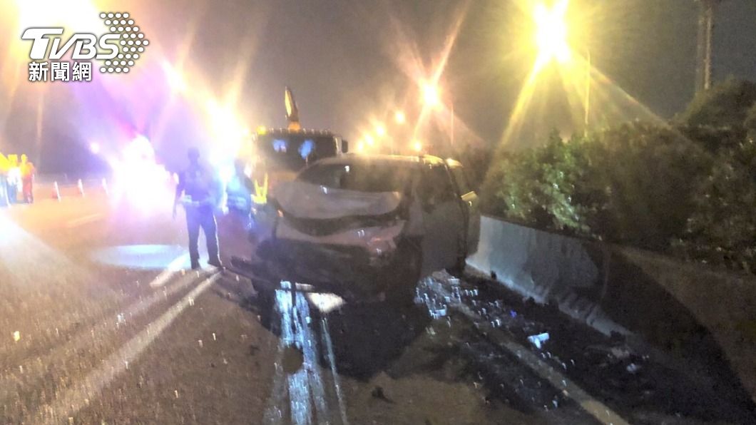 國道1號嘉義水上段兩車追撞,白色轎車的車頭嚴重毀損。(圖/國道警方提供)
