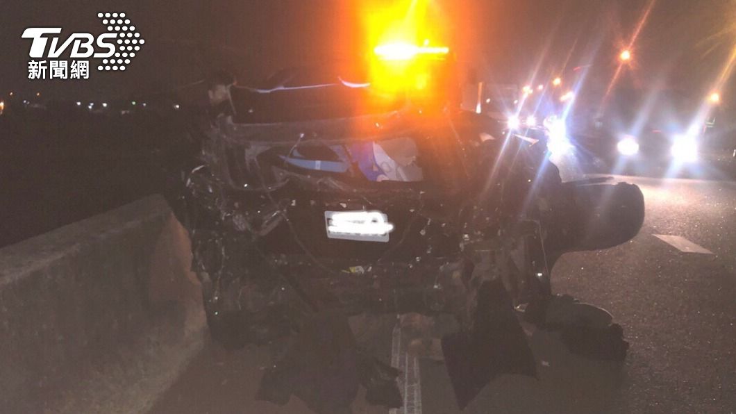國道1號嘉義水上段兩車追撞,黑色轎車的車尾受嚴重撞擊。(圖/國道警方提供)