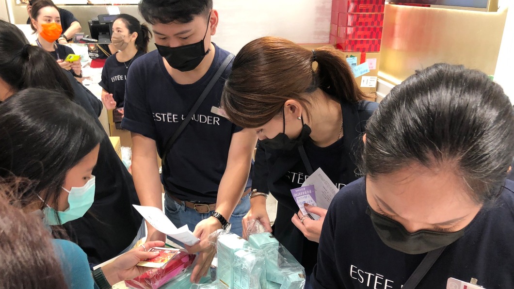 週年慶民眾狂買保養品。(圖/TVBS)