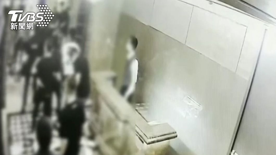 亂鬥影像曝！錢櫃持刀、小板凳攻擊　竟還攔車打無辜路人