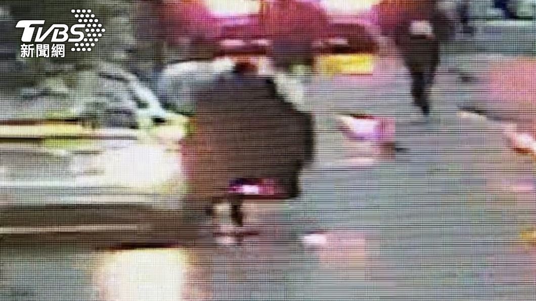 無辜賓士車主與乘客遭錢櫃酒客痛毆。（圖／TVBS）