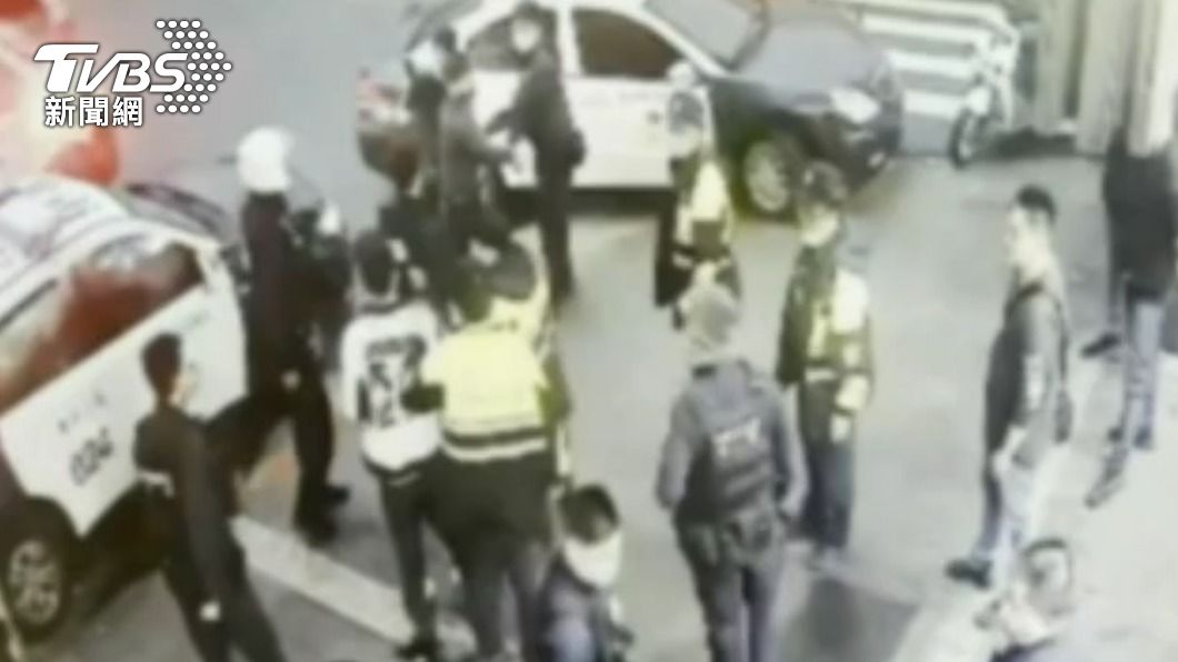 警方將涉案人士帶回，但仍有13人在逃。（圖／TVBS）