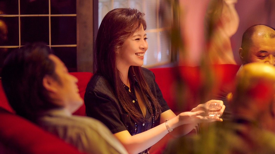 劉品言飾演「花子」，對家人謊稱在台北工作是做洋酒生意。（圖／Netflix、百聿數碼提供）