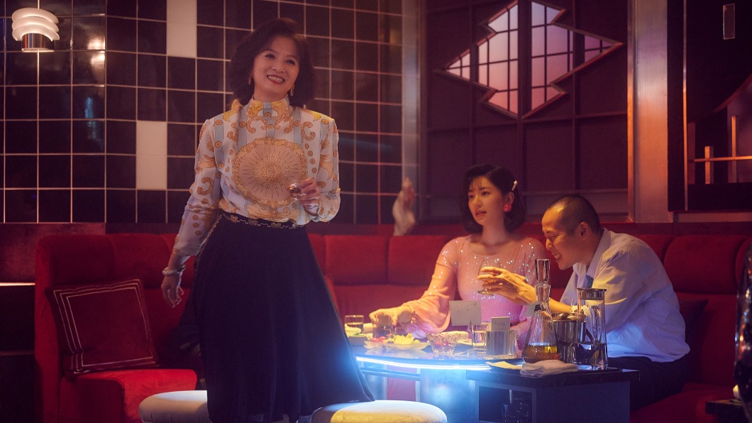 謝瓊煖(左)劇中沈迷牌桌與六合彩而敗光所有積蓄。(圖/Netflix、百聿數碼提供)