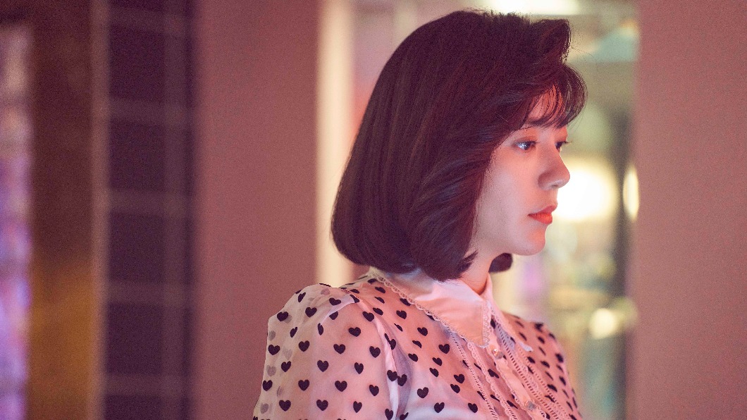 郭雪芙演出擅於「賣曖昧」給客人的日式酒店小姐。（圖／Netflix、百聿數碼提供）