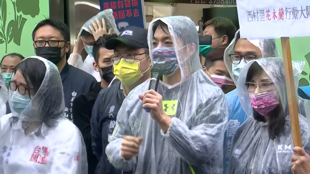 蔣萬安冒雨宣傳反萊豬 鄭文燦批「成意識形態俘虜」