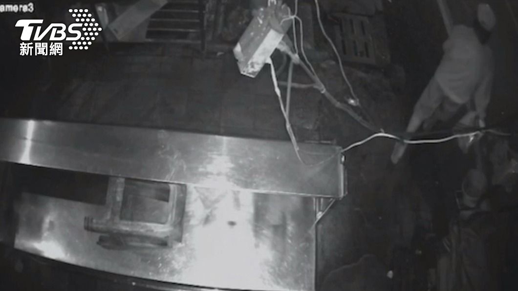 王男去光華夜市偷完塑膠袋後離去。(圖/警方提供)