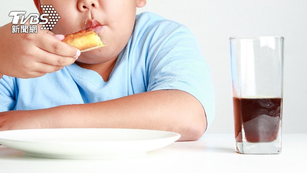 15歲少年愛喝碳酸飲料,卻突然中風。(示意圖/shutterstock達志影像)