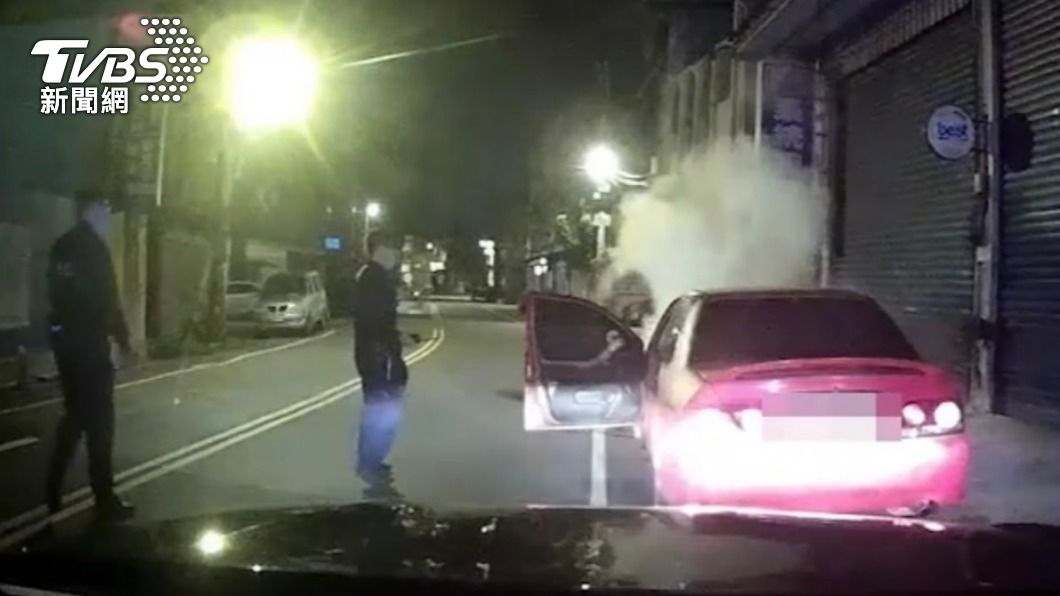賓士停路邊引擎狂炸!警憂飆車 到場竟見駕駛做這件事
