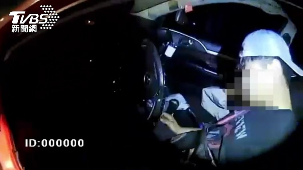 男駕駛在車上睡著了。(圖/TVBS)