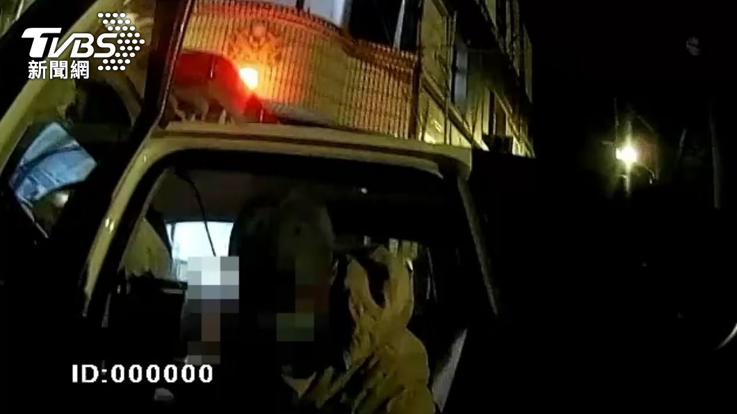 白姓駕駛跟著警方到派出所休息等家屬來帶回。(圖/TVBS)