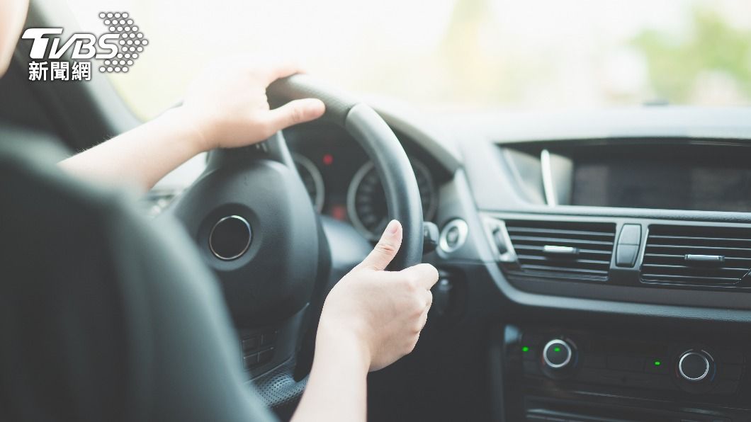 上車先別急著將冷氣開到最強。（示意圖／shutterstock達志影像）