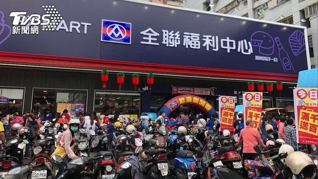 全聯鳳山店開幕,消費者騎機車來搶購。(圖/TVBS)