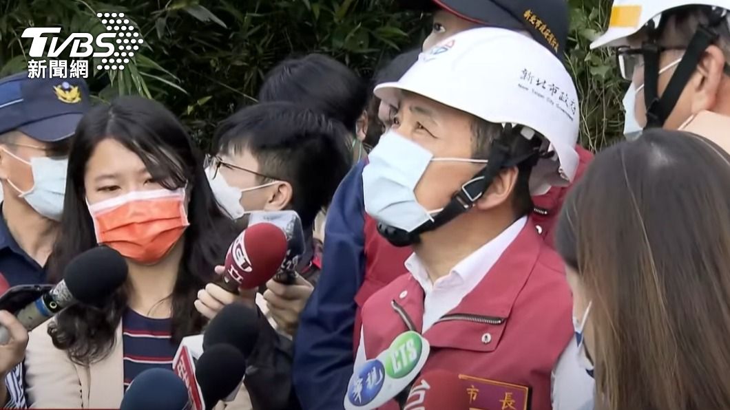 侯友宜查看工地現場。(圖/TVBS)