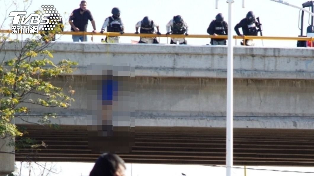 警方緊急到現場將受害者遺體拉起。（圖／達志影像美聯社）