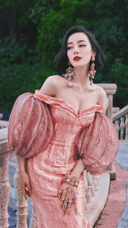 迪麗熱巴一襲宮廷風粉紅泡泡袖低胸禮服,辣翻全場。(圖/翻攝自微博@winterson)
