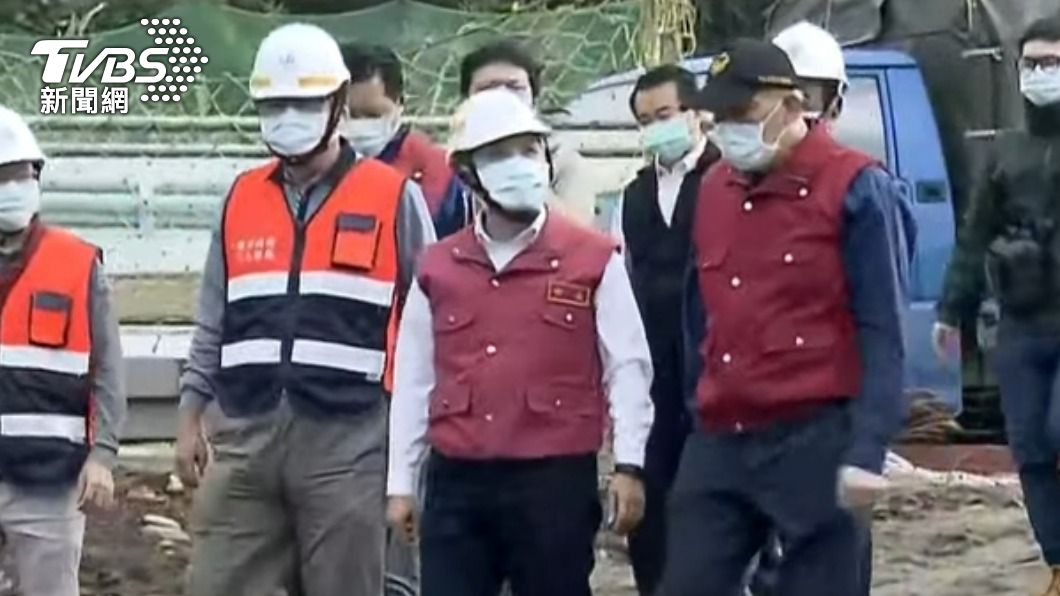 捷運工程局長與消防局長向新北市市長侯友宜說明現場狀況。(圖/TVBS)