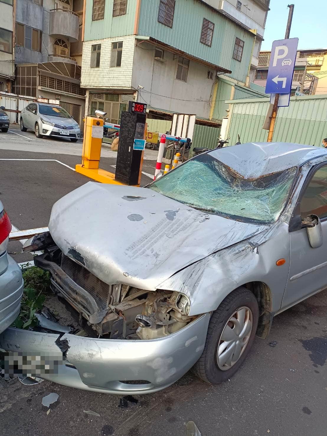 賓士騎上轎車車頂,導致他車前擋風玻璃碎裂、車頂凹陷。(圖/翻攝自臉書社團「清水小鎮」)