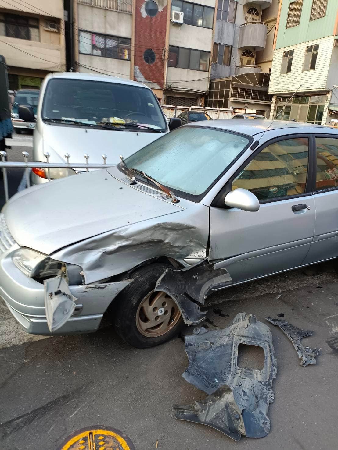 賓士衝撞轎車,導致前車左前車頭毀損。(圖/翻攝自臉書社團「清水小鎮」)