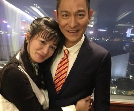 陳少霞PO出與劉德華親暱相擁的合照闢謠。(圖/翻攝自微博@愛豆安利室)