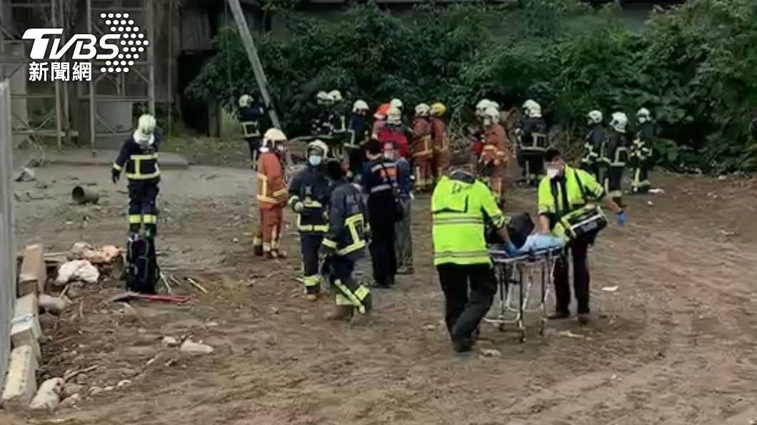 救難人員緊急到場協助傷者脫困。(圖/TVBS)