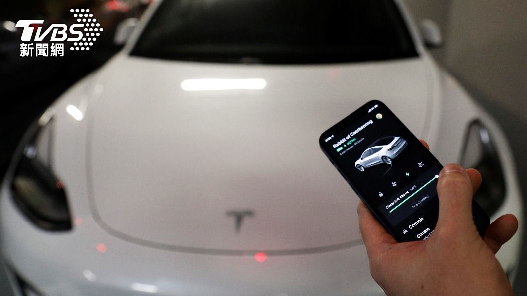 特斯拉車主可透過手機應用程式連接愛車。(圖/達志影像美聯社)