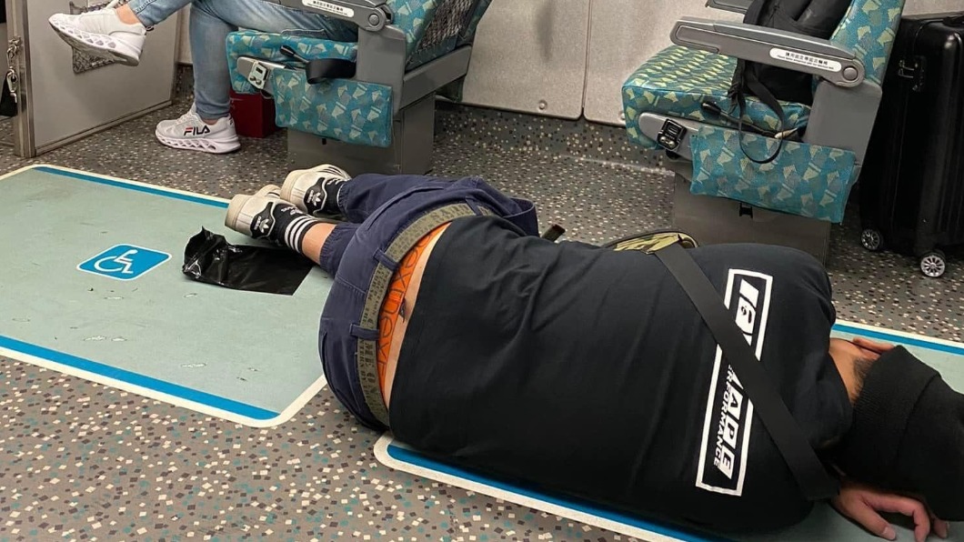 奇葩!高鐵男躺車廂走道就地爽睡 網看傻:恥力很高