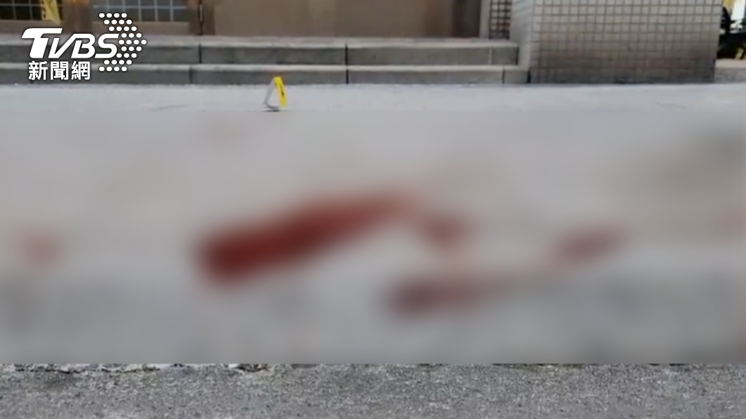 蔣男持刀砍殺蔡男,超商外血跡斑斑。(圖/TVBS)