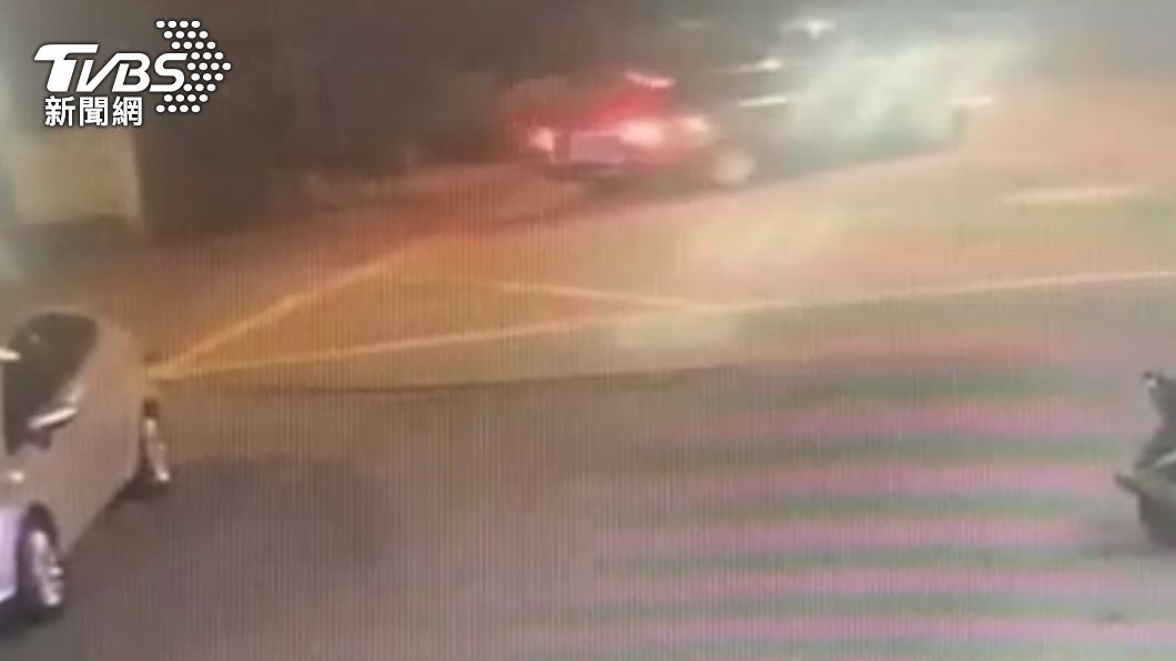 汽車左轉被後方騎機車的C300撞上。（圖／TVBS）